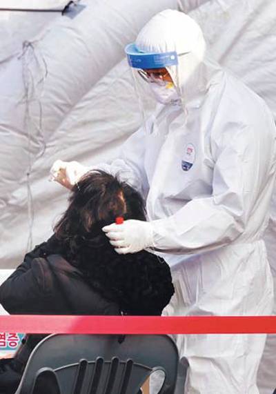 코로나19 선별진료소의 검사 모습.