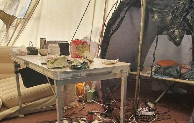 부탄가스가 폭발한 경주 캠핑장 텐트 내 모습. 경북소방본부 제공