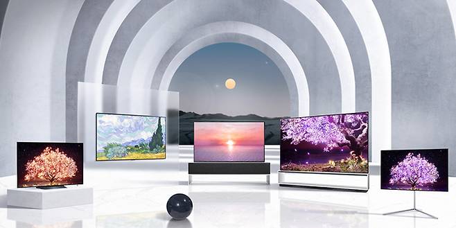LG전자가 차세대 패널을 적용한 올레드(OLED)와 미니 LED TV인 'QNED', 나노셀 등을 필두로 2021년형 TV 라인업을 공개한다고 10일 밝혔다. 사진은 2021 LG 올레드 TV 라인업. LG전자 제공