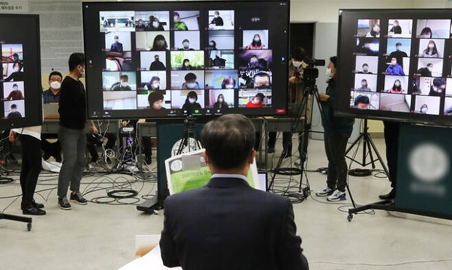 지난 2020년 12월 24일 서울 강남구 한 학원에서 열린 '2021 정시 최종 지원전략 온라인 설명회'에서 정시예측점수를 발표하고 있다. 연합뉴스