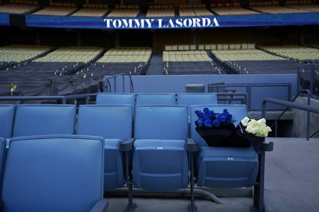 토미 라소다 전 LA 다저스 감독이 자주 앉던 다저스타디움 좌석에 추모의 꽃다발이 놓여있다. | AP연합뉴스