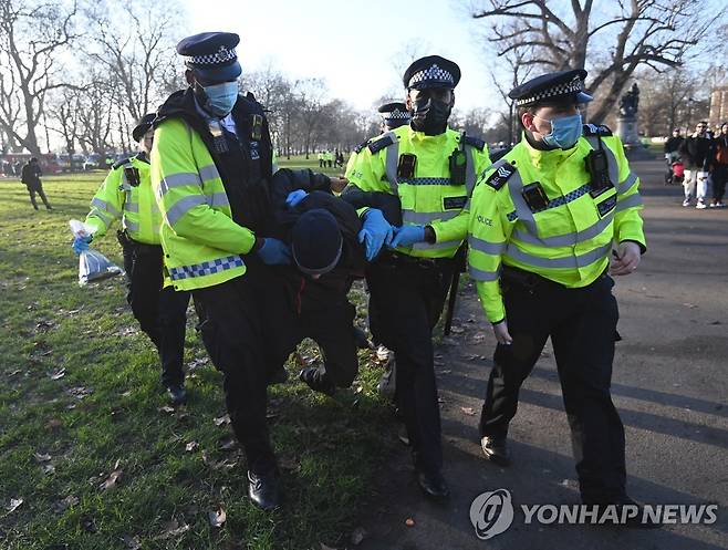 봉쇄조치 반대 시위자를 체포하는 런던 경찰 [EPA=연합뉴스]