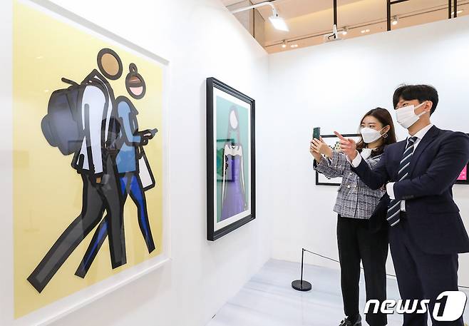 현대백화점 판교점 1층 열린 광장에서 고객들이 전시된 예술 작품을 감상하고 있다. /뉴스1