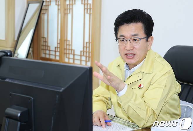 (대전=뉴스1) 송애진 기자 = 허태정 대전시장은 11일 주간업무회의에서 코로나19 백신 공급계획 사전 수립과 소상공인 재난지원금 지급 등 코로나 위기 극복을 위한 준비에 만전을 기하라고 지시하고 있다.(대전시 제공)© 뉴스1