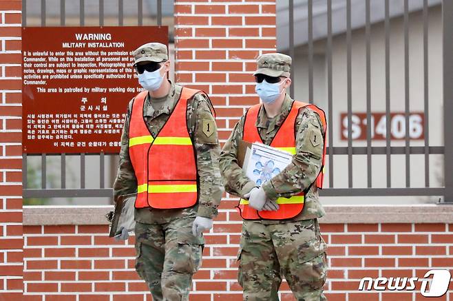 경기도 평택 캠프 험프리스에서 미군 장병들이 마스크를 쓴 채 출입을 통제하고 있다.(자료사진) 2020.3.26/뉴스1