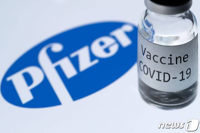 미국 제약사 화이자 로고와 코로나19 백신 라벨이 붙은 약병. © AFP=뉴스1