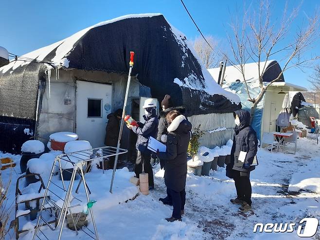 겨울철 화재예방을 위한 화재취약지역 안전점검 실시.(과천시 제공)© 뉴스1