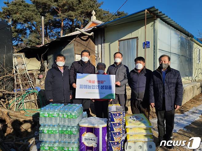 강원농협, 피해농업인 생필품 지원활동(농협 강원지역본부 제공)(© 뉴스1