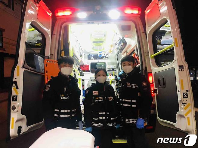 임신 38주차 산모 순산 도운 강원 삼척소방서 특별구급대원(강원도소방본부 제공)© 뉴스1