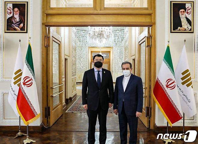 최종건 외교부 1차관이 10일(현지시간) 테헤란에서 압바스 아락치 이란 외무차관과 만나고 있다. © AFP=뉴스1