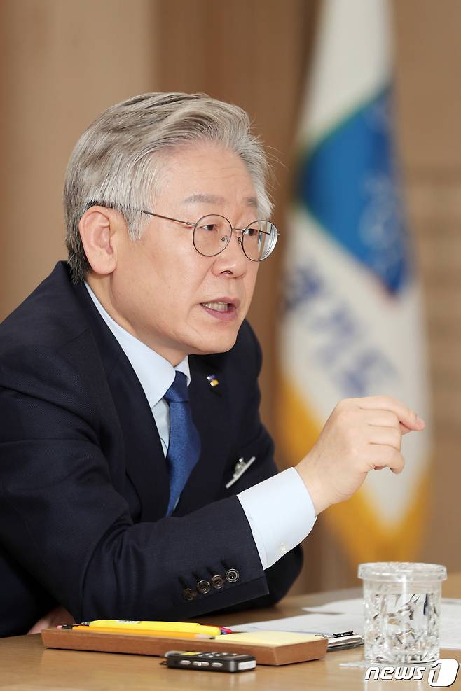 (경기=뉴스1) 진현권 기자 = 이재명 경기도지사는 11일 “‘잘하기 경쟁’이 아닌 ‘헐뜯기 경쟁’ 일변도의 국민의 힘은 아직 구태를 벗지 못했다”고 밝혔다./뉴스1 © News1 조태형 기자