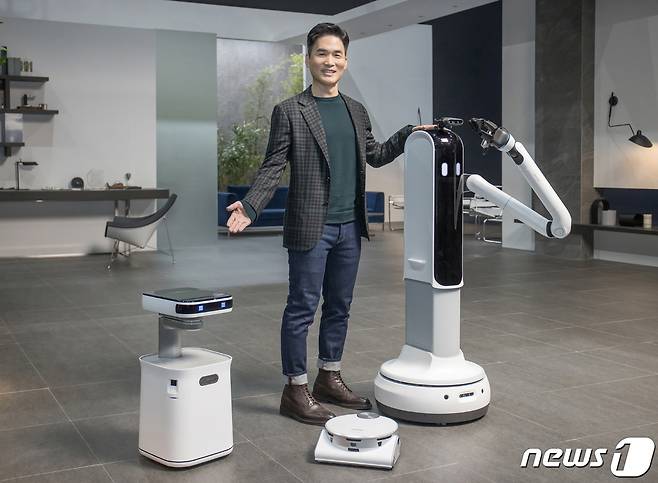 승현준 삼성전자 사장이 CES 2021 삼성 프레스컨퍼런스에서 '삼성봇™ 케어', '제트봇 AI', '삼성봇™ 핸디'를 소개하고 있다.(삼성전자 제공)2021.01.11/뉴스1 © 뉴스1