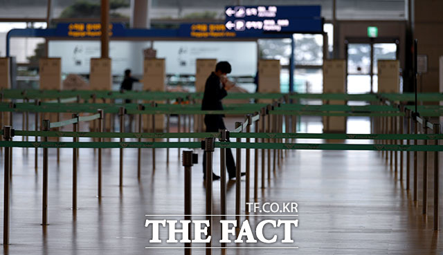 코로나19 재확산세에 지난해 12월 전국 공항을 이용한 승객 수가 크게 줄었다. /이덕인 기자