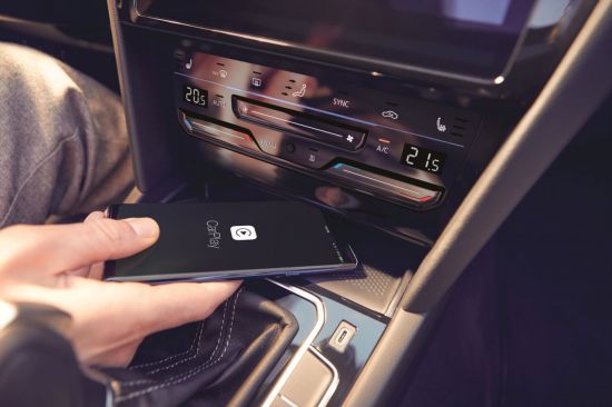 폭스바겐 신형 파사트 GT 무선 앱 커넥트 및 공조 기능 버튼