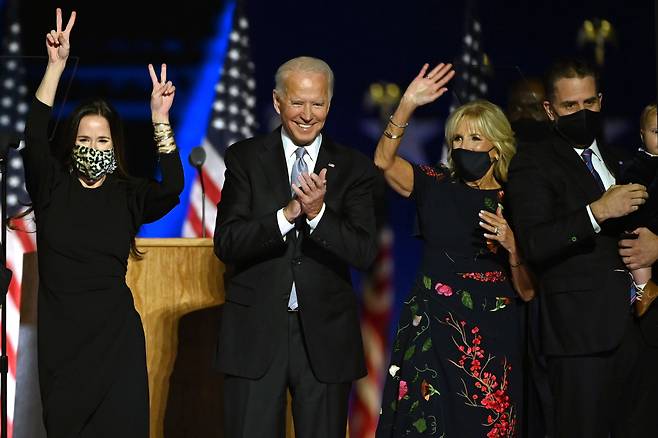 조 바이든(왼쪽 둘째) 미 대통령 당선인이 지난해 11월 7일 델라웨어주 윌밍턴에서 지지자들을 상대로 승리 선언을 하고 있다. 왼쪽부터 딸 애슐리, 바이든 당선인, 질 바이든 여사, 아들 헌터 바이든. /AFP 연합뉴스