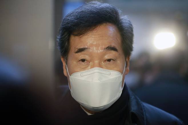 더불어민주당 이낙연 대표가 3일 국회 의원회관 자신의 사무실에서 비공개 최고위원회의를 마친 뒤 이명박ㆍ박근혜 전 대통령의 사면과 관련한 질문에 답하고 있다. /연합뉴스