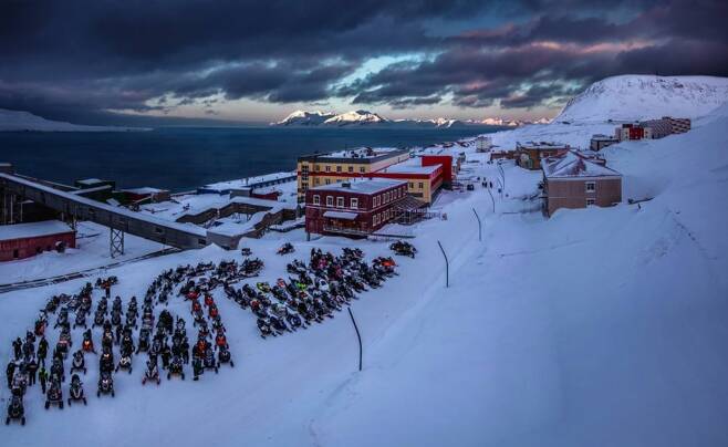 북극해 노르웨이령 스발바르 제도의 러시아인 정착촌 바렌츠부르크의 풍경. 눈밭 좌측편에 설상차들이 주차돼 있다.  /그루망 북극 관광 센터