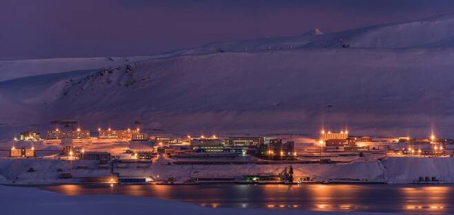 북극해 노르웨이령 스발바르 제도의 러시아인 정착촌 바렌츠부르크가 어둑한 풍경. /그루망 북극 관광 센터