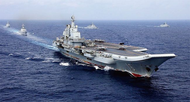 중국 해군 항공모함 전단이 남중국해에서 훈련을 하고 있다. /중국군망