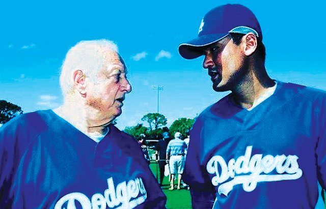LA 다저스에서 전성기를 보냈던 ‘코리안특급’ 박찬호(오른쪽)는 94세를 일기로 별세한 토미 라소다 전 LA 다저스 감독과 함께 찍은 사진을 자신의 인스타그램에 올리며 고인을 추모했다. 사진 출처 박찬호 인스타그램