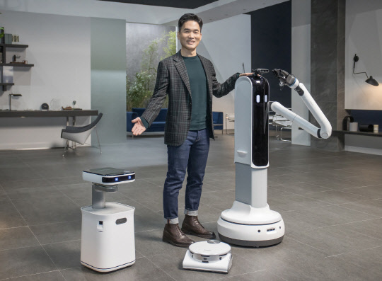 승현준 삼성전자 사장이 11일(미국 동부시간) 열린 CES 2021 삼성 프레스컨퍼런스에서 '삼성봇 케어'(왼쪽부터), '제트봇 AI', '삼성봇 핸디'를 소개하고 있다. <삼성전자 제공>