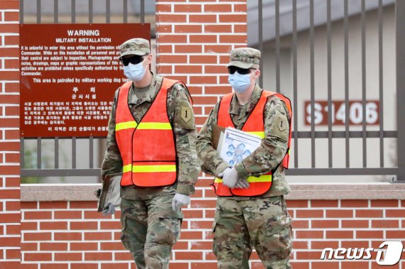 경기도 평택 캠프 험프리스에서 미군 장병들이 마스크를 쓴 채 출입을 통제하고 있다.(자료사진) 2020.3.26/뉴스1 /사진=뉴스1