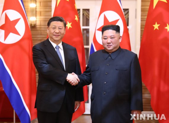 지난 2019년 6월 20일 북한을 국빈 방문한 시진핑 중국 국가주석(왼쪽)이 김정은 당시 북한 국무위원장과 악수하고 있다.신화뉴시스