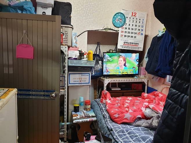 지닌달 7일 찾은 대구 쪽방촌 주민 김만호(가명·55)씨의 방 내부. 보일러나 연탄 대신 전기장판으로 난방을 한다. 대구/김민제 기자