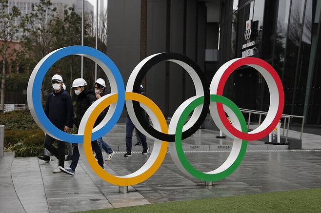 일본 도쿄 국립경기장 주변에 설치된 올림픽 로고. 도쿄/AP 연합뉴스