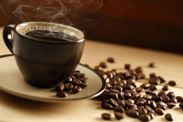 커피를 1~2잔만 마셔도 콜레스테롤과 중성지방 흡수를 30% 정도 억제한다는 동물 실험 연구 결과가 나왔다. 게티이미지뱅크