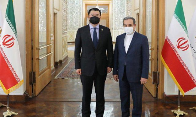 최종건(왼쪽) 외교부 1차관이 10일(현지시간) 이란 테헤란을 방문, 압바스 아락치 이란 외무차관과 만나 기념촬영을 하고 있다. 테헤란=EPA 연합뉴스