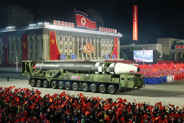 북한이 지난해 10월 노동당 창건 70주년 기념 당시 심야 열병식을 진행하는 모습. 평양=노동신문 뉴스1