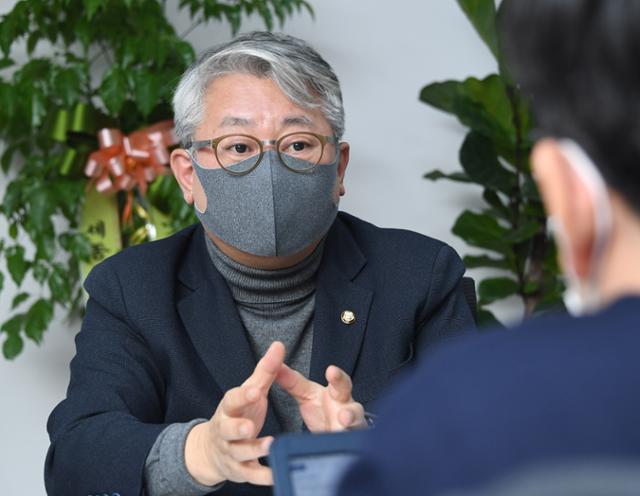 조응천 더불어민주당 의원이 6일 국회 의원회관에서 한국일보와 인터뷰를 하며 최근 민주당 위기에 대한 의견을 밝히고 있다. 오대근 기자