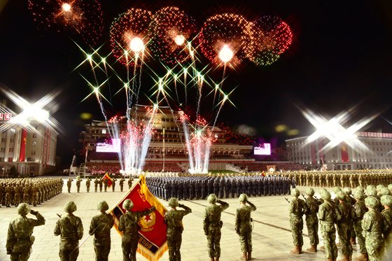 북한은 지난해 10월 평양 김일성 광장에서 열병식을 개최했다. 어두운 자정에 열린 행사는 폭죽 등 화려한 불빛들이 사용돼 이목을 끌었다.  [사진 노동신문=뉴스1]
