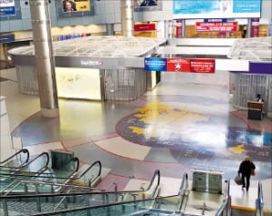 지난 8일(현지시간) 미국 라스베이거스의 관문인 매캐런 국제공항 도착층. CES가 온라인으로 열리는 탓에 방문객이 급감했다.  김재후 기자
