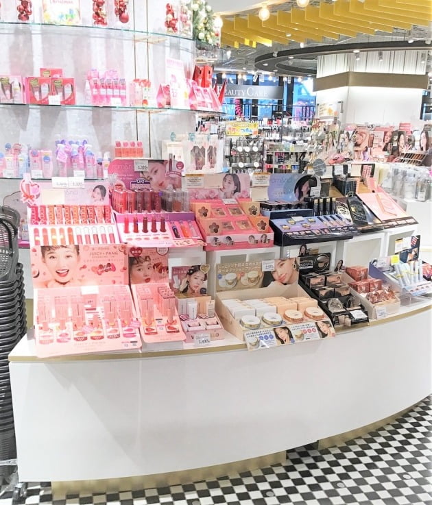 에이블씨엔씨는 일본에서 미샤 쿠션의 누적 판매량이 2000만개를 돌파했다고 11일 밝혔다. 사진은 미샤의 자매 브랜드 '어퓨' 제품이 오사카 아인즈&토르페 링크스 우메다점에 진열돼 있는 풍경. 사진=에이블씨엔씨 제공