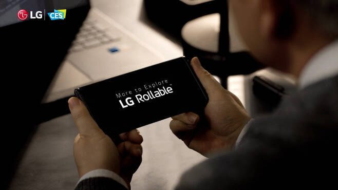 LG전자가 11일 미디어 콘퍼런스 영상 도입부에서 공개한 LG롤러블폰의 화면이 위로 펼쳐진 모습(위 사진)이 태블릿PC와 유사하다. 다시 스마트폰 크기로 작아진 모습에는 제품명 ‘LG 롤러블(Rollable)’이 표시돼 있다.    LG전자 제공