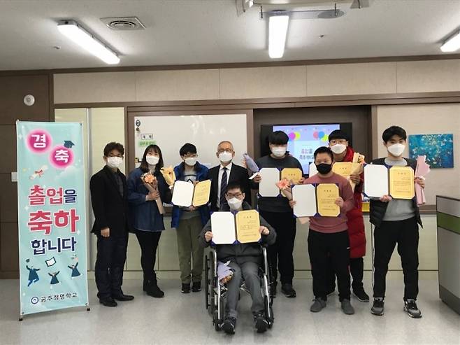 ▲ 박용주(왼쪽 네번째) 공주 정명학교장이 졸업장 수여식 후 졸업생들과 함께 기념촬영하고 있다.