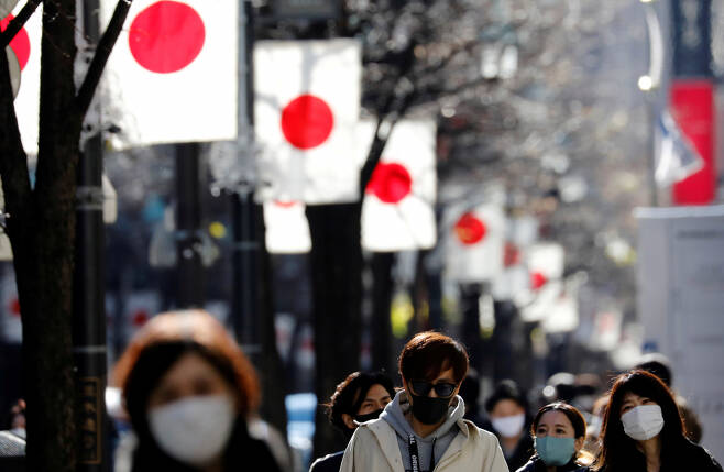도쿄 등 일본 수도권 4개 광역지역에 신종 코로나바이러스 감염증(코로나19) 대응을 위한 긴급사태가 선포된 가운데 마스크를 착용한 도쿄의 행인들이 지난 10일 긴자 쇼핑가를 걸어가고 있다.[연합]