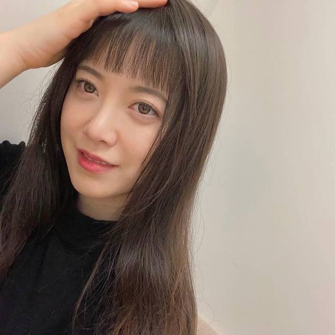 Actor and writer Ku Hye-sun has reported on the latest.Ku Hye-sun posted several photos on his Instagram on January 10, along with an article entitled Churfbang. . Where did you go (I did not think much of it)?The photo shows Ku Hye-sun, who is styling the chaffy bang and staring at the camera with a lovely expression. The slender jaw line and doll-like features catch the eye.Still sporting beautiful beauty, she also showed off her humiliating visuals in close-range selfies.Meanwhile, Ku Hye-sun has recently appeared on the Kakao TV web entertainment Face ID.