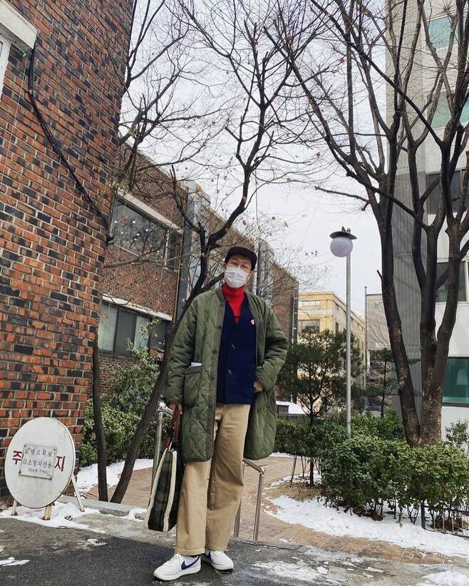 Comedian Kim Young-chul shows off his Daily LookOn January 11, Kim Young-chul wrote to his Instagram, # I will leave #homesweetome is cold!Oh, the washing machine is frozen. In the morning, I posted several photos with the article.Kim Young-chul in the public photo gives a fashion point to the field with a red neck Polar.Sense winter fashion and Kim Young-chuls natural pose create a modelless force.