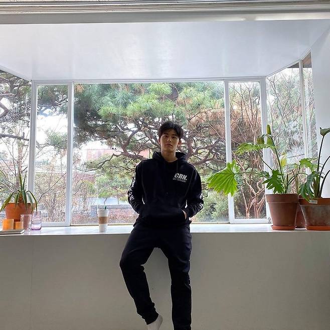 Singer and actor Kim Dong-jun showed off his brilliant visuals even in everyday life.Kim Dong-jun posted several photos on his Instagram on January 11 and released his current situation.Kim Dong-jun in the open photo stands in the background of a wide window with blue trees.Kim Dong-jun, who wore training pants and a Robin Hood T-shirt, showed off his warm visuals with a small face and distinctive features despite his undecorating comfortable outfit.