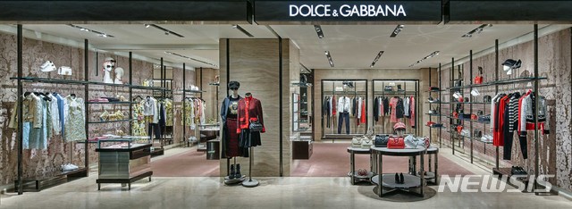 [부산=뉴시스] 롯데백화점 부산본점은 에비뉴엘 지하1층에 '돌체앤가바나'(Dolce&Gabbana) 매장이 입점했다고 11일 밝혔다. (사진=롯데백화점 제공)