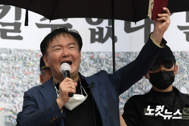 국민의힘 민경욱 전 의원이 지난해 8월 15일 오후 서울 종로구 동화면세점 앞에서 열린 보수단체의 광복절 집회에서 연설을 하고 있다. 이한형 기자