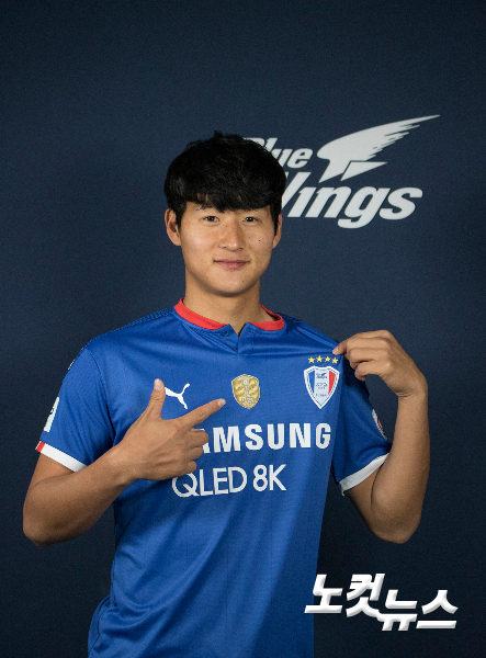 K리그1 수원 삼성은 일본 J2리그에서 활약하던 왼발잡이 중앙 수비수 최정원을 영입했다. 수원 삼성 제공