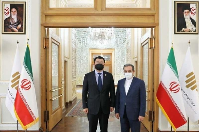 이란 외무부에서 만난 최종건(왼쪽) 외교부 1차관과 세예드 압바스 아락치 이란 외무 차관. 연합뉴스
