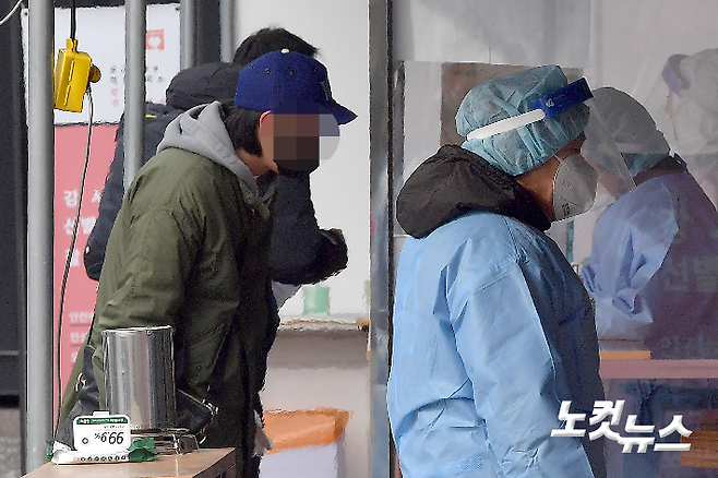 선별진료소를 찾은 시민들이 검사를 받기 위해 접수를 하고 있다. 박종민 기자