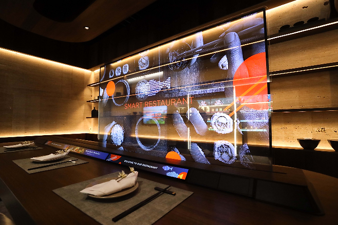 투명 OLED 적용된 일식당. 연합뉴스