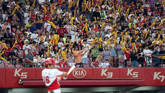 "기~아~의 김~주찬!" 폭염보다 뜨거웠던 2019년 여름의 응원 (사진=연합뉴스)