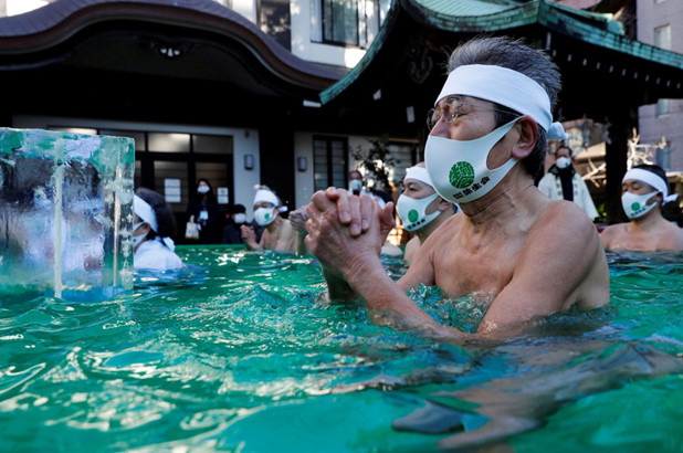 현지시간으로 10일, 도쿄의 한 신사에서 ‘얼음물 기도 의식’에 참여한 ‘신토’ 신도들 (사진=로이터 연합뉴스)